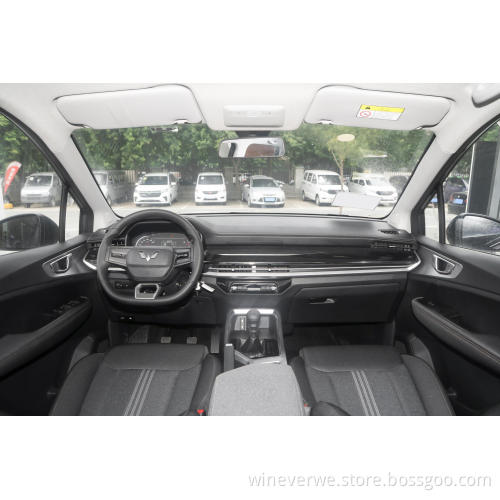 1.5 L 2022 Gasoline Automobile Car  Wuling Jiacheng Black Color 170 km/h 5 Doors 7 Seats Made in China